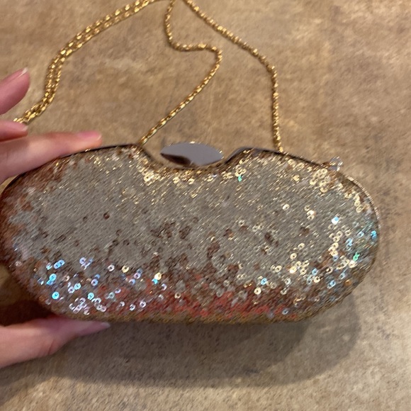 Womens gold clutch purse you can have the chain strap or tuck inside - Picture 2 of 10